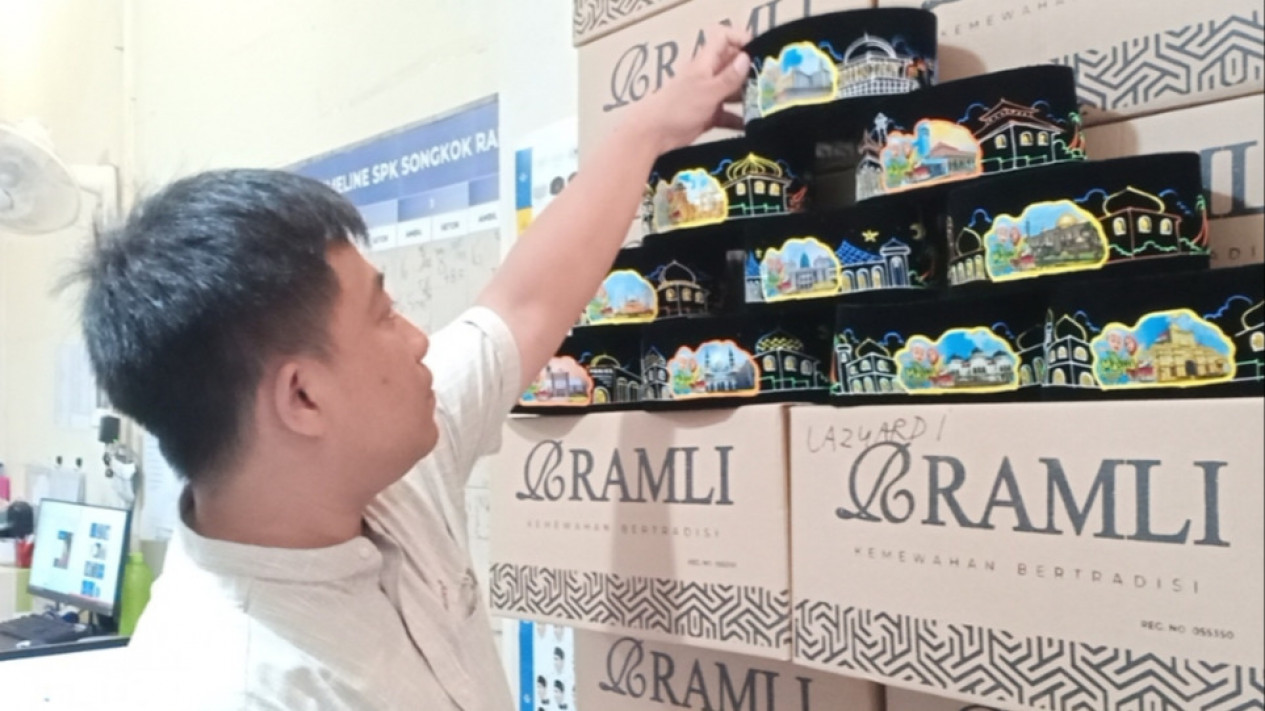 Perajin Songkok Motif Masjid Nusantara di Gresik Banjir Pesanan Jelang Lebaran Idul Fitri
            - galeri foto