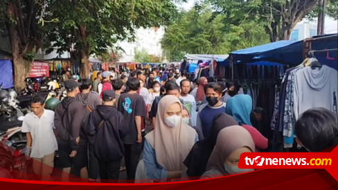 Warga Ramai Thrifting Untuk Lebaran, Pedagang Di Tugu Pahlawan Surabaya ...