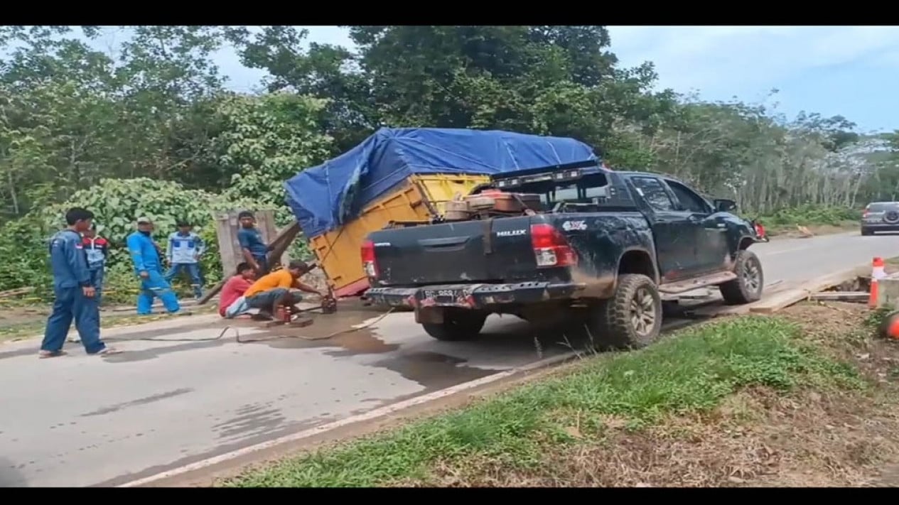 Badan Jalan Lintas Alami Penurunan Tanah di Pali Sumsel, Kendaraan Barang Dihimbau Melintasi Jalur Alternatif
            - galeri foto