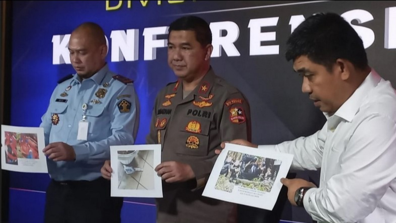 Manfaatkan Waktu Sahur, WNA Uzbekistan Terduga Teroris Kabur dari Kantor Imigrasi Lewat Plafon
            - galeri foto