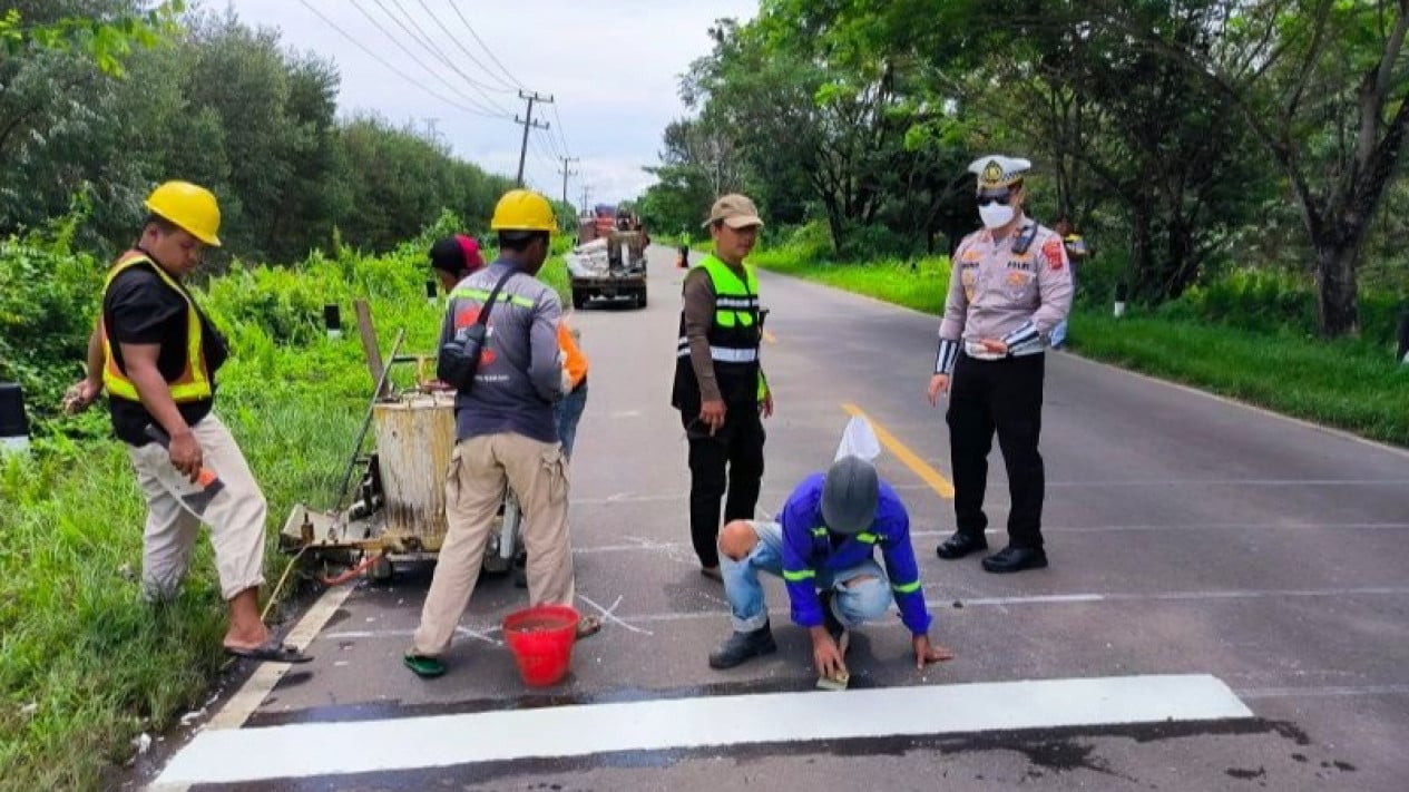 Rawan Kecelakaan, Ruas Jalan Sabak - Jambi Dipasang Pita Kejut
            - galeri foto