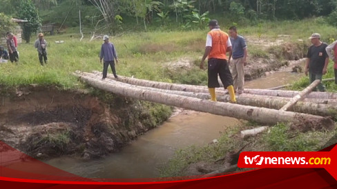 Jembatan Penghubung Antar Desa Ambruk, Warga Bangun Jembatan Darurat