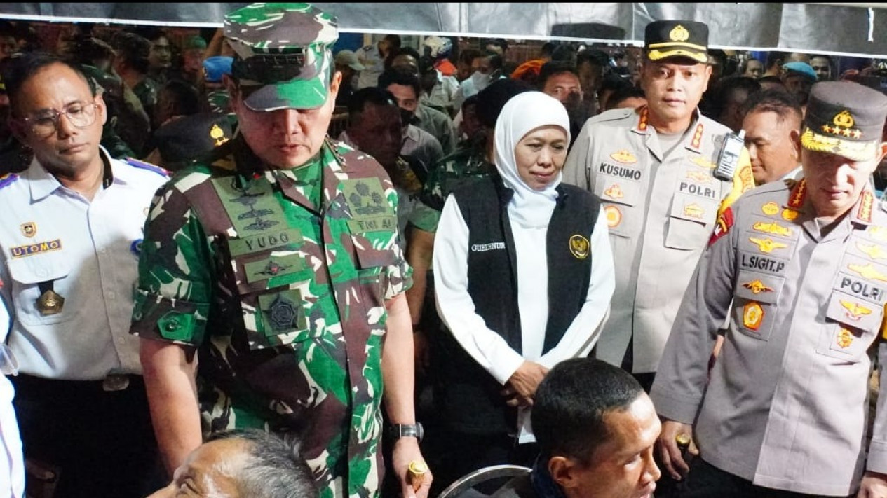 Kapolri bersama Panglima TNI Tinjau Pos Pelayanan Terpadu di Terminal Purabaya Sidoarjo
            - galeri foto