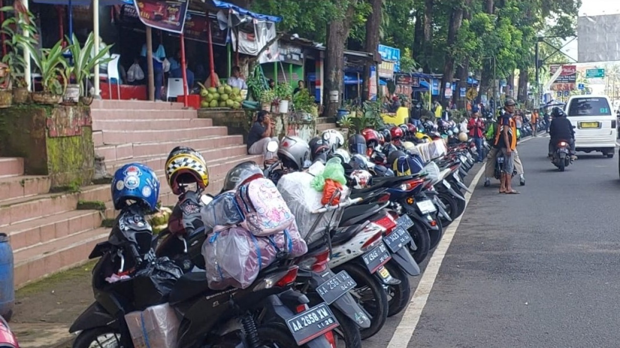 Ratusan Pemudik Motor Padati Rest Area di Banjar, Mengaku Waktu Tempuh Lebih Lama
            - galeri foto