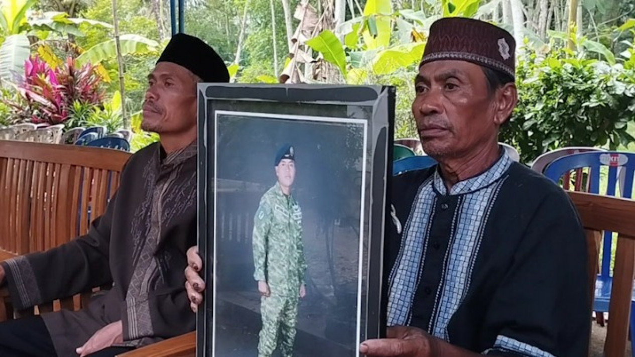 Keluarga Buruh Tani yang Sukses Antar Pratu Miftahul Arifin jadi Prajurit TNI
            - galeri foto