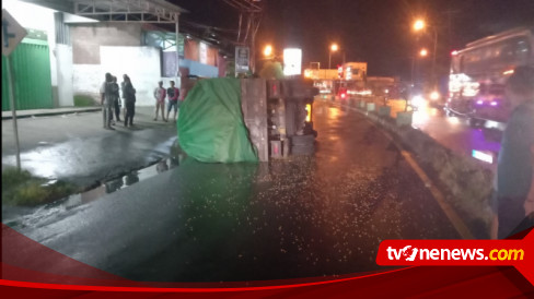 Tabrak Pembatas Jalan Truk Pengangkut Jagung Terguling Di Depan ...