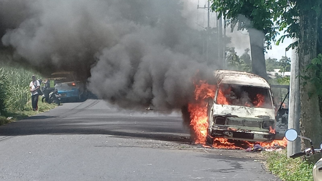 Mobil Pengangkut Pakaian di Blitar Terbakar usai Isi BBM
            - galeri foto