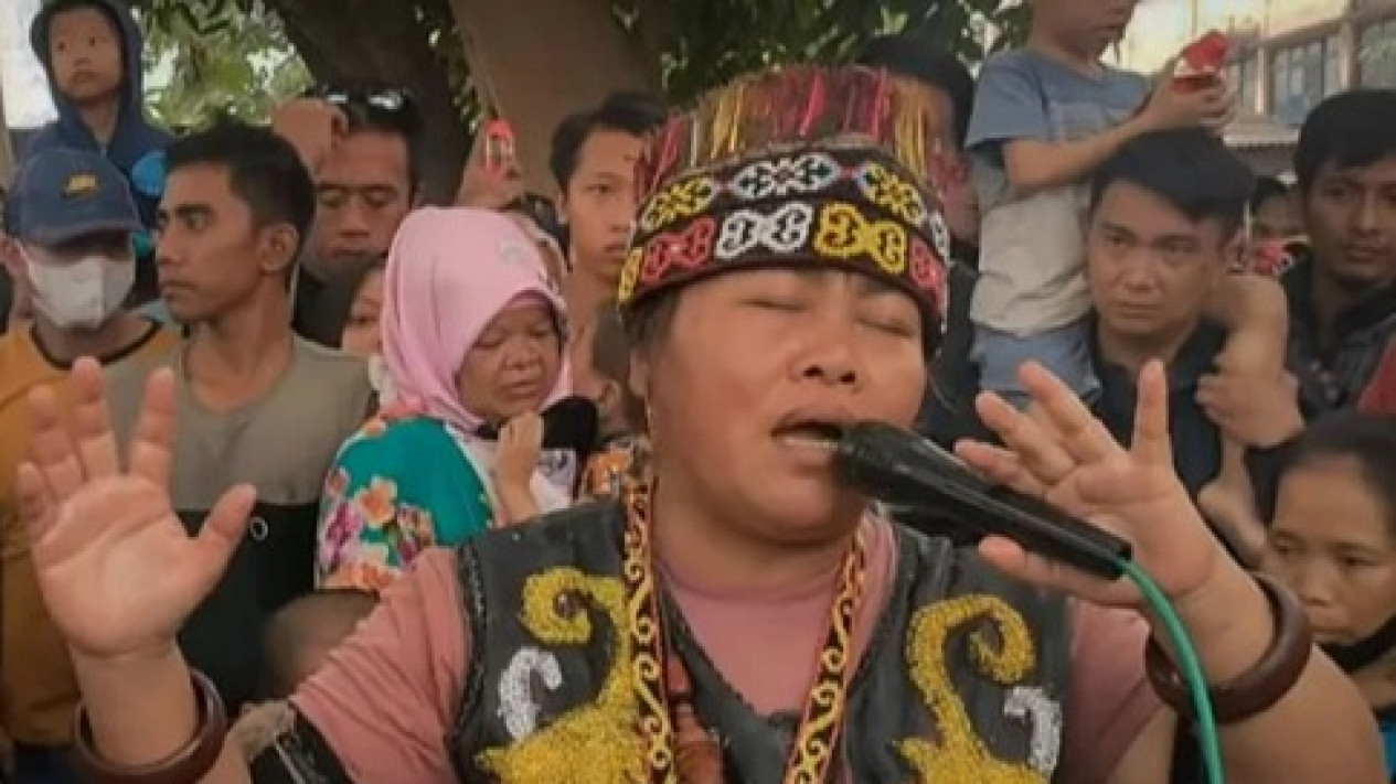 5 Fakta Ida Dayak: Nama Asli, Umur hingga Sumber “Kesaktian” Pengobatannya
            - galeri foto