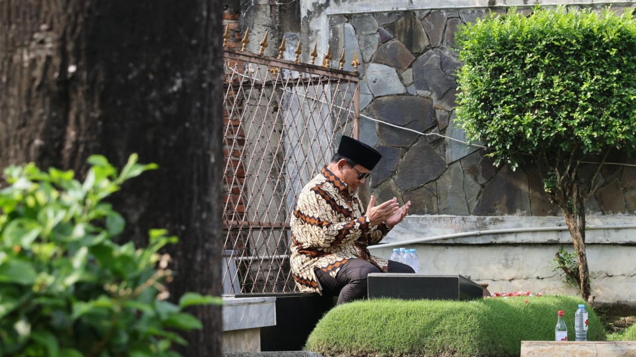 Prabowo Subianto Ziarah Ke Makam Ayahnya Begawan Ekonomi Soemitro Djojohadikusumo