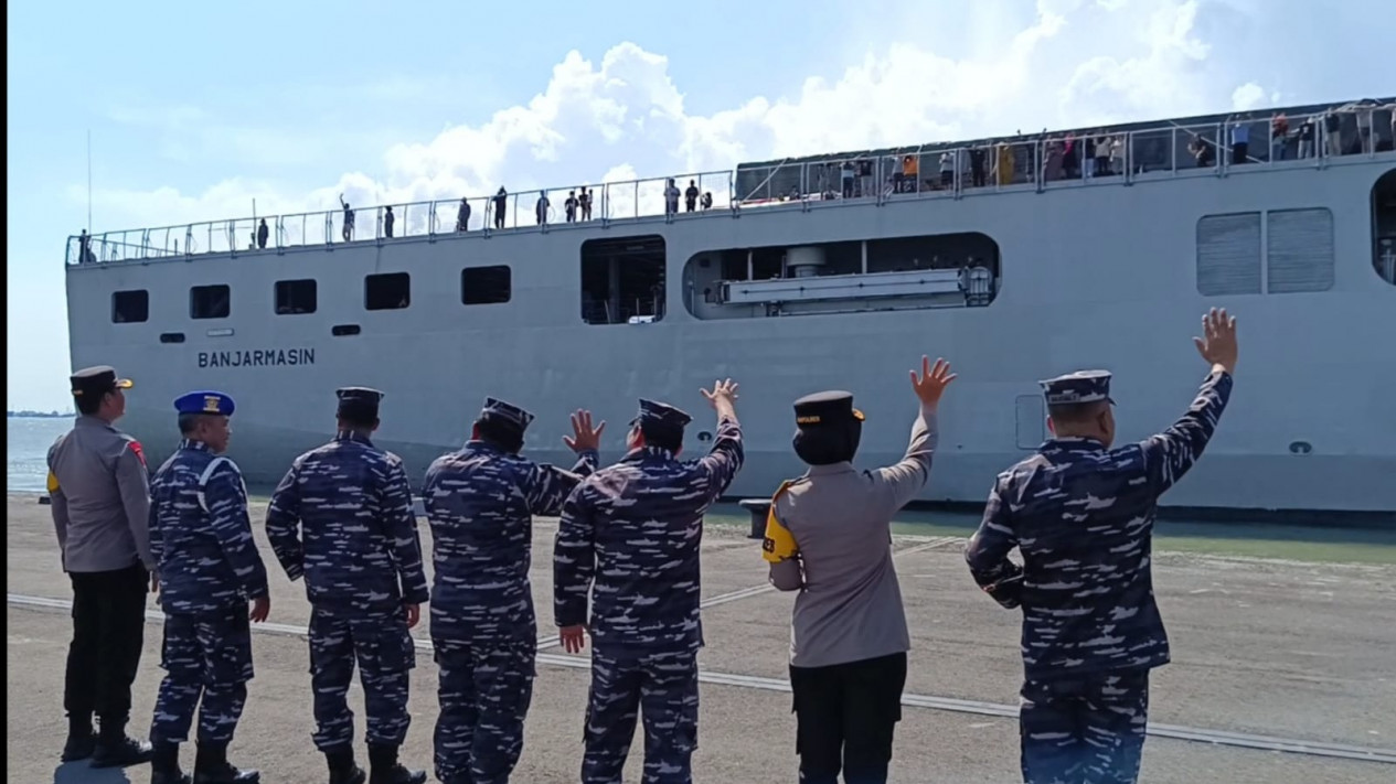 Ratusan Pemudik Roda 2 Balik ke Jakarta dengan KRI Banjarmasin 592, Ini Kesan Para Pemudik
            - galeri foto