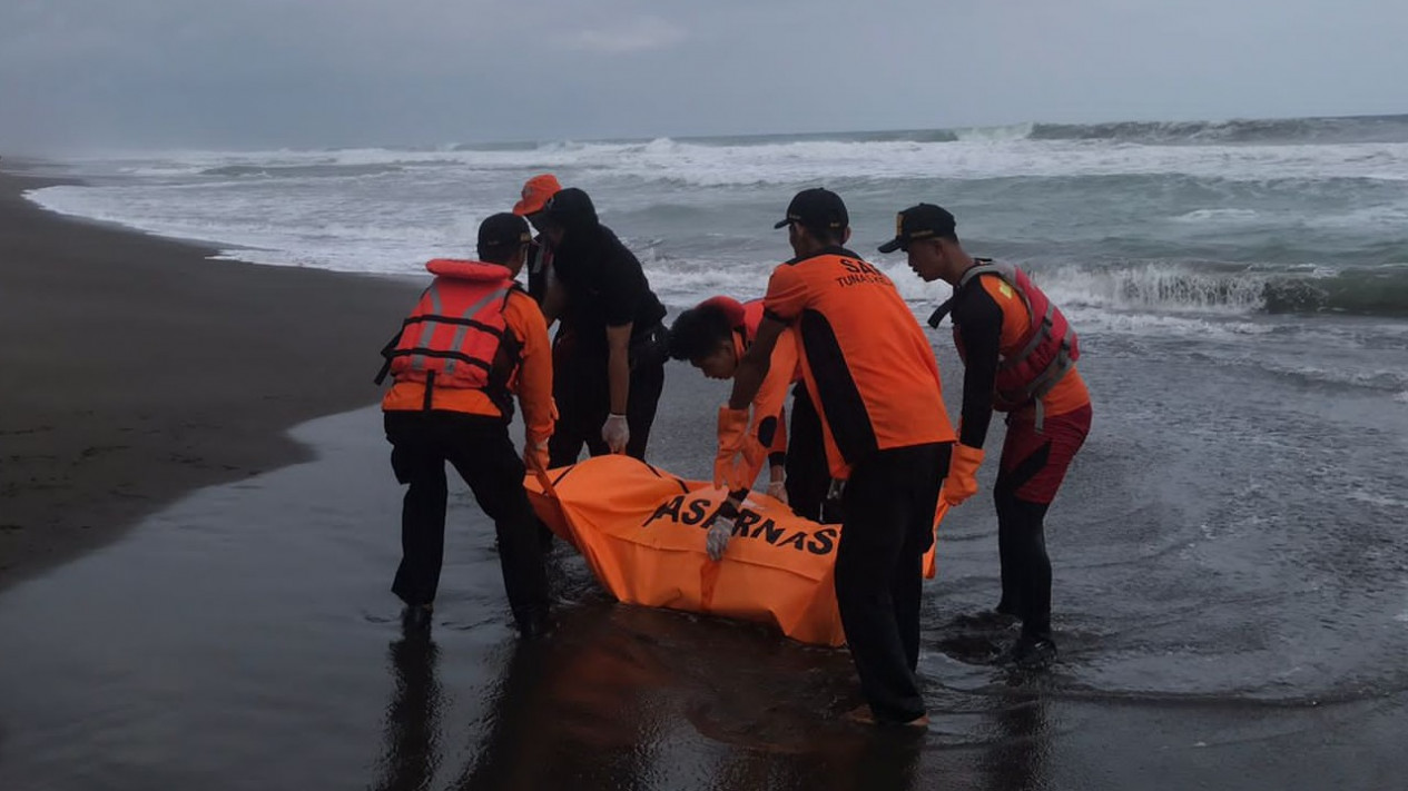 Tim Sar Temukan Jenazah Dua Wisatawan Terseret Ombak Di Kebumen Satu