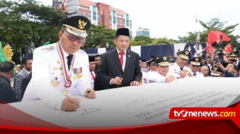 Wali Kota Makassar Bersama Mendagri RI Tanda Tangani Prasasti Hari Otda ke-27 di Anjungan Losari