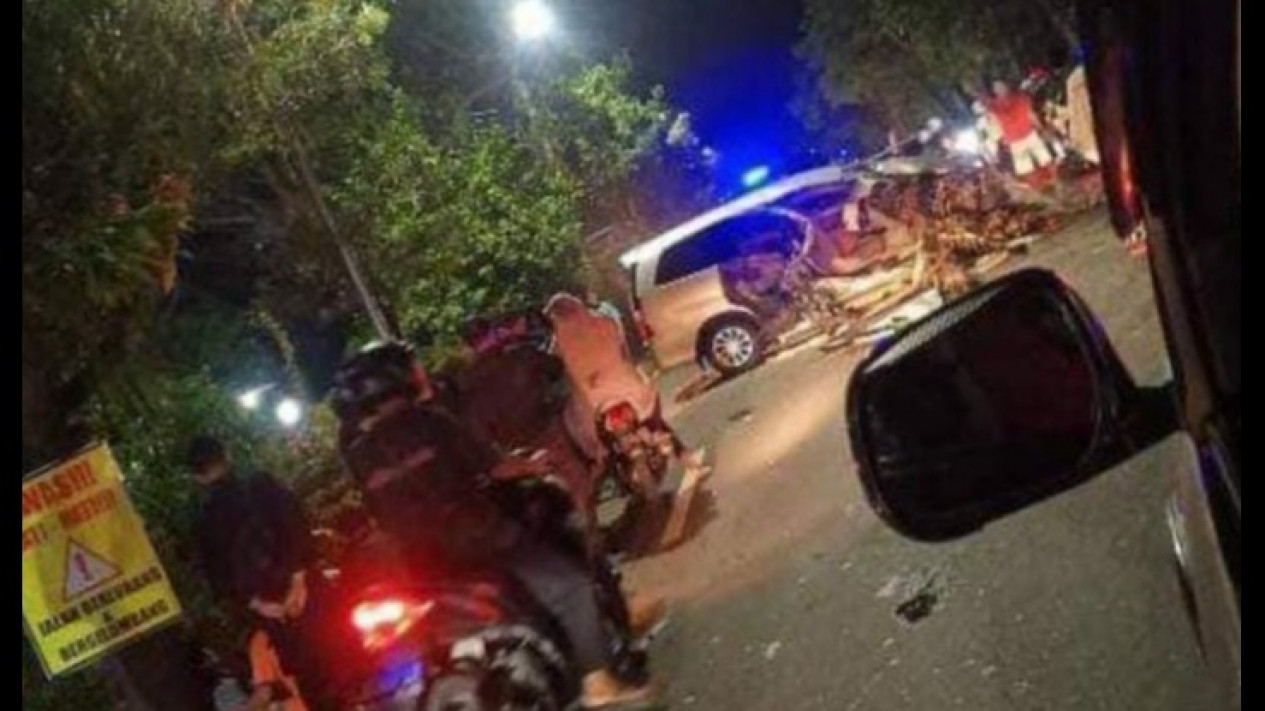 Iring-iringan Truk Brimob Polda Jatim Terlibat Kecelakaan di Bojonegoro
            - galeri foto