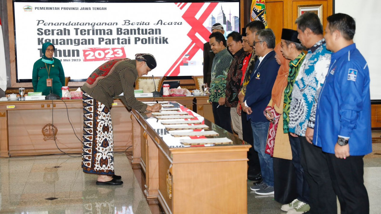 Ganjar Pranowo Serahkan Dana Buat Partai Politik di Jateng, Jumlahnya Rp 33 Miliar Lebih
            - galeri foto