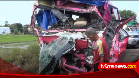 Diduga Sopir Mengantuk Minibus Rombongan Pengantin Tabrak Truk Di Tol