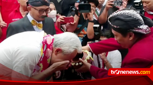 Ganjar Cuci Muka Air Sumur Jobong Peninggalan Majapahit di Surabaya yang Dinilai Bertuah