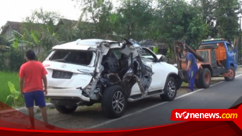 Mobil Kepala Dinas Kesehatan Kabupaten Ngawi Ringsek Usai Ditabrak Dua