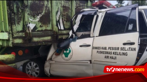 Ambulan Tabrak Truk Parkir Di Pesisir Selatan Sopir Dan Seorang Perawat ...