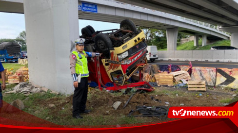 Diduga Sopir Mengantuk, Truk Buah Tabrak Pembatas Jalan Di Tol Surabaya ...