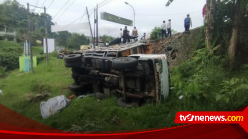 Tidak Kuat Menanjak, Truk Muatan Pasir Masuk Jurang Susuh Batu