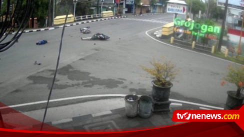 Detik-Detik Dua Sepeda Motor Tabrakan Di Blora Terekam CCTV, Dua ...