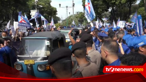 Unik! Ramai-ramai Bajaj Biru Ikut Antarkan AHY Mendaftarkan 580 Bacaleg Demokrat ke KPU RI