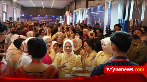 HUT Dekranas ke-43 di Kota Medan, Ibu Negara Iriana Jokowi Hampiri Pengrajin UMKM