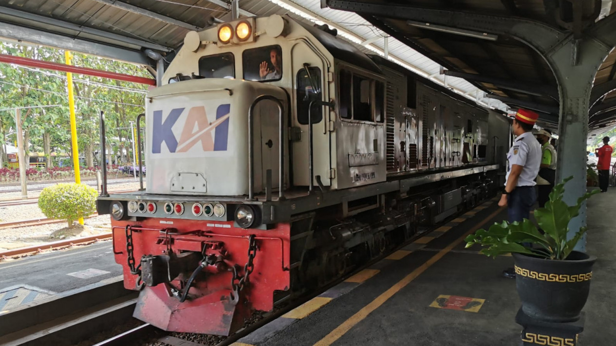 KA Pendalungan Dioperasikan, Masyarakat Tapal Kuda Bisa Naik Langsung dari Stasiun Jember Menuju Gambir
            - galeri foto