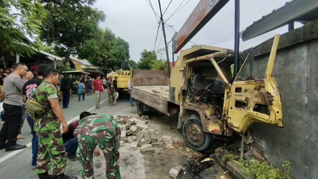 Rem Blong, Truk Muatan Batako Hantam Tembok Beton Di Karimun - Galeri Foto