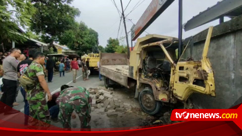 Rem Blong, Truk Muatan Batako Hantam Tembok Beton Di Karimun