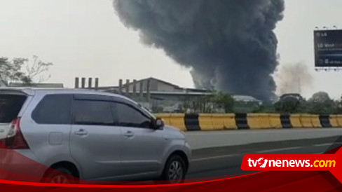 Pabrik Plastik Di Kalideres Terbakar, Kobaran Api Dan Asap Hitam Tebal ...