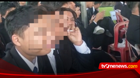 Viral, Sejumlah Siswa SMK Di Magetan Asyik Merokok Saat Tunggu Diwisuda