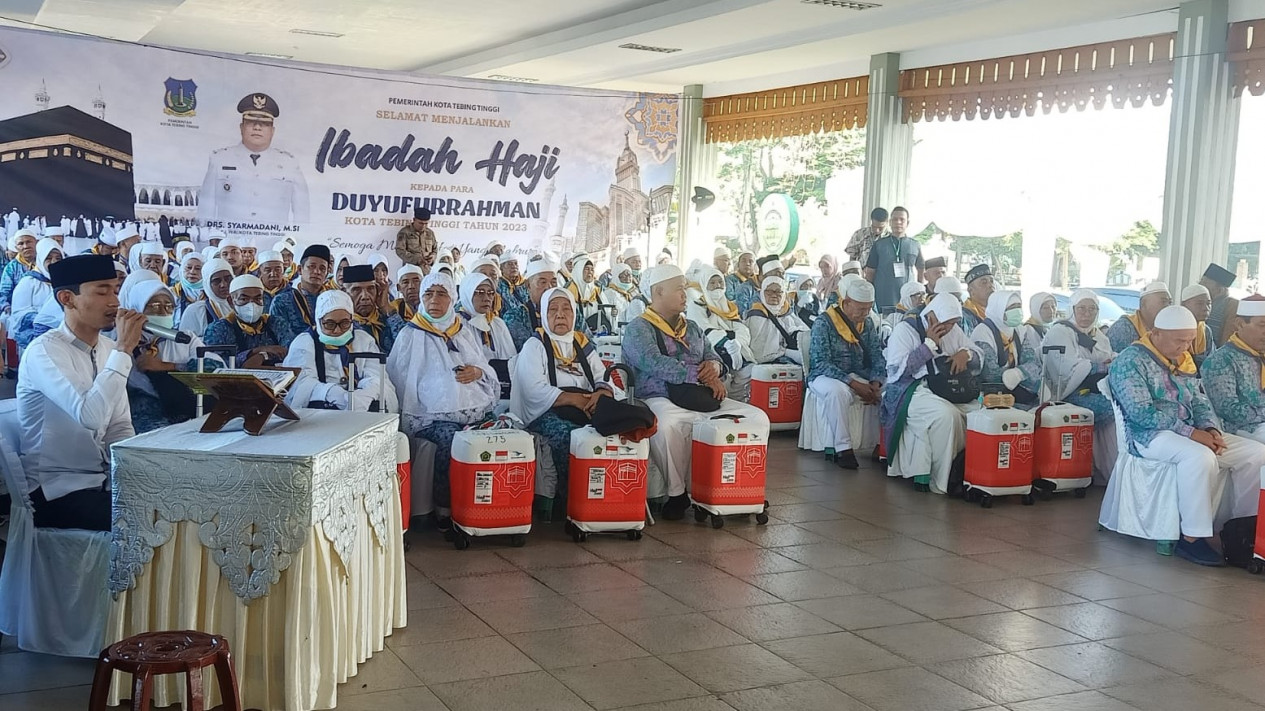 Sebanyak 112 Calhaj Asal Kota Tebing Tinggi Diberangkatkan, Usia Tertua 89 Tahun dan Termuda Usia 24 Tahun
            - galeri foto