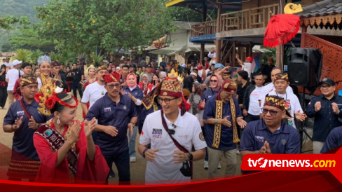 Menparekraf Sandiaga Uno Menandatangani Prasasti Di Pantai Minang Rua ...