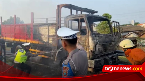 Truk Terbakar Saat Melaju Di Jalan Tol Perak - Waru, Surabaya, Ini ...