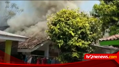 Korsleting Listrik, Sebuah Rumah Dan Toko Di Pasuruan Terbakar