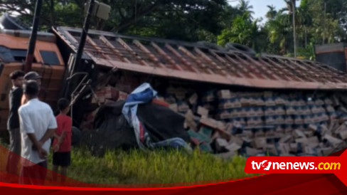 Hindari Minibus, Truk Tronton Angkut Mie Instan Terbalik Di Aceh Timur