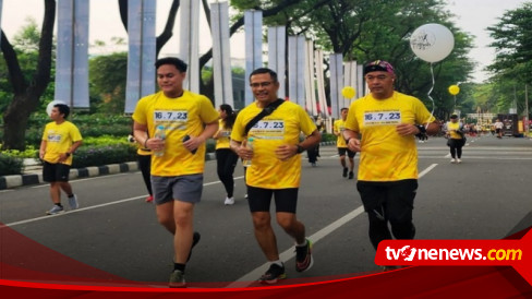 Menuju UI Half Marathon, Eks Menperin Saleh Husin Lakukan Pemanasan Lari dengan Kawan-kawan