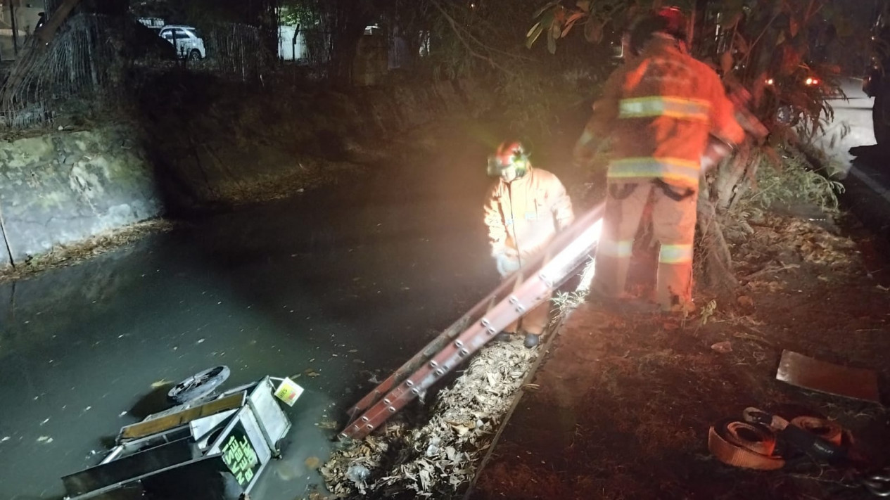 Rombong Penjual Nasi Bebek di Surabaya Terjun ke Sungai, Ini Gara-Garanya
            - galeri foto