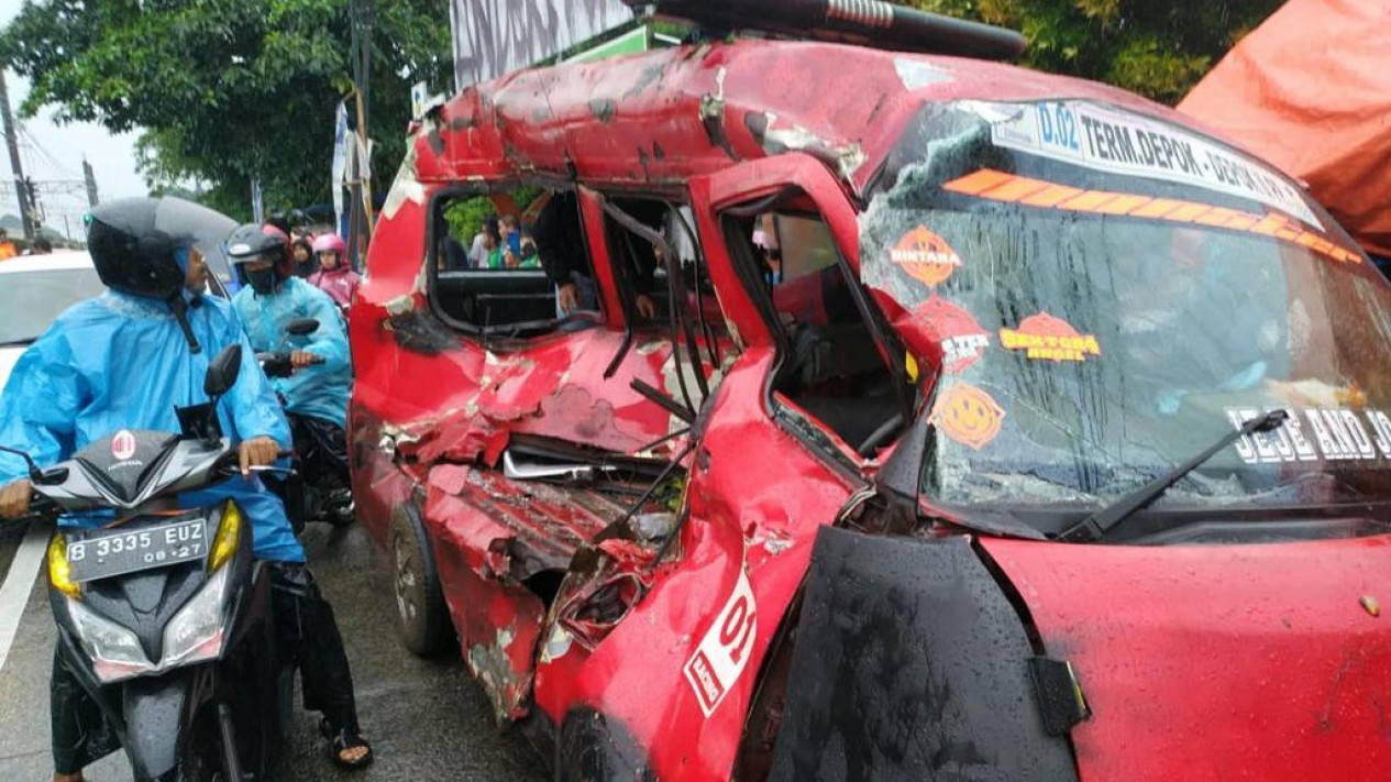 Usai Antar Ibu-ibu Pengajian, Satu Unit Angkot Tertabrak dan Terseret KRL di Perlintasan Bogor - Jakarta
            - galeri foto