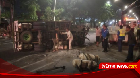 Truk Berisi Tabung Gas Terbalik di Jalan Bypass Jakarta Timur