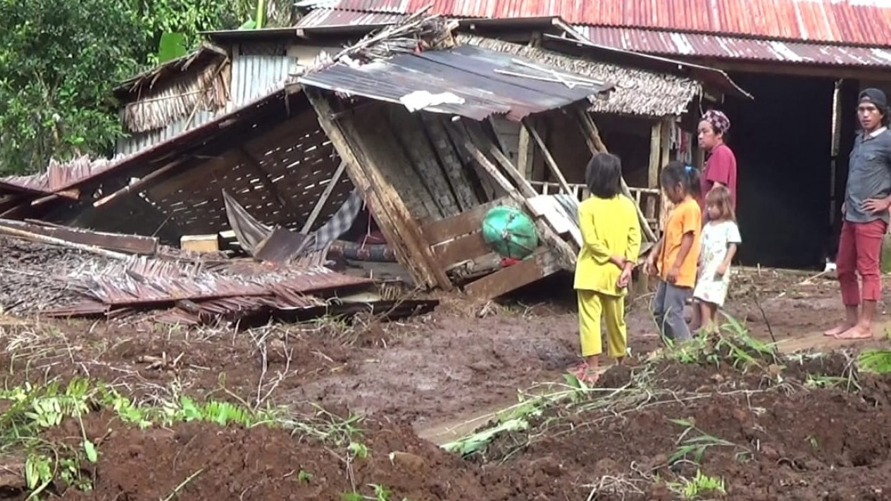 Diterjang Banjir Bandang Dan Tanah Longsor 6 Rumah Warga Rusak Parah 0664