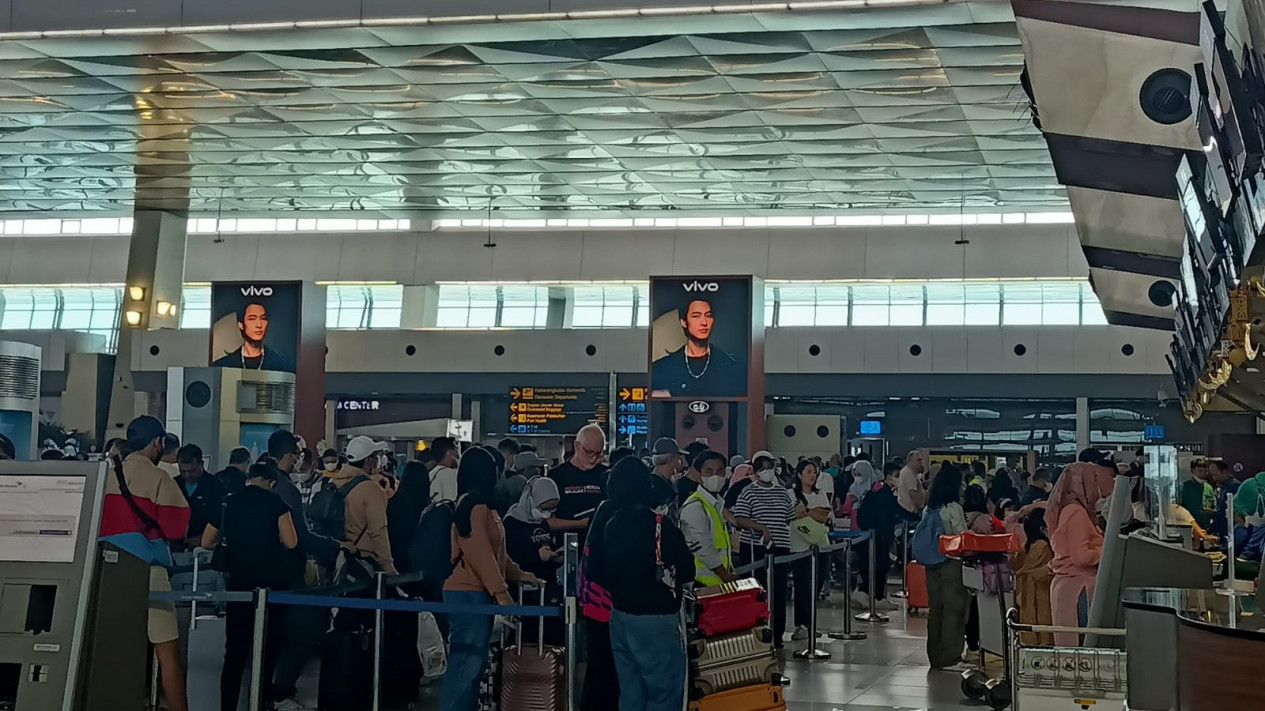 Ratusan Ribu Penumpang Hilir Mudik Di Bandara Soetta Saat Momen Libur ...