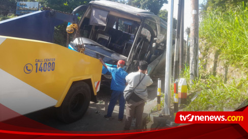 Diduga Alami Rem Blong, Bus "Doa Ibu" Tabrak Angkot Dan Masuk Parit Di ...