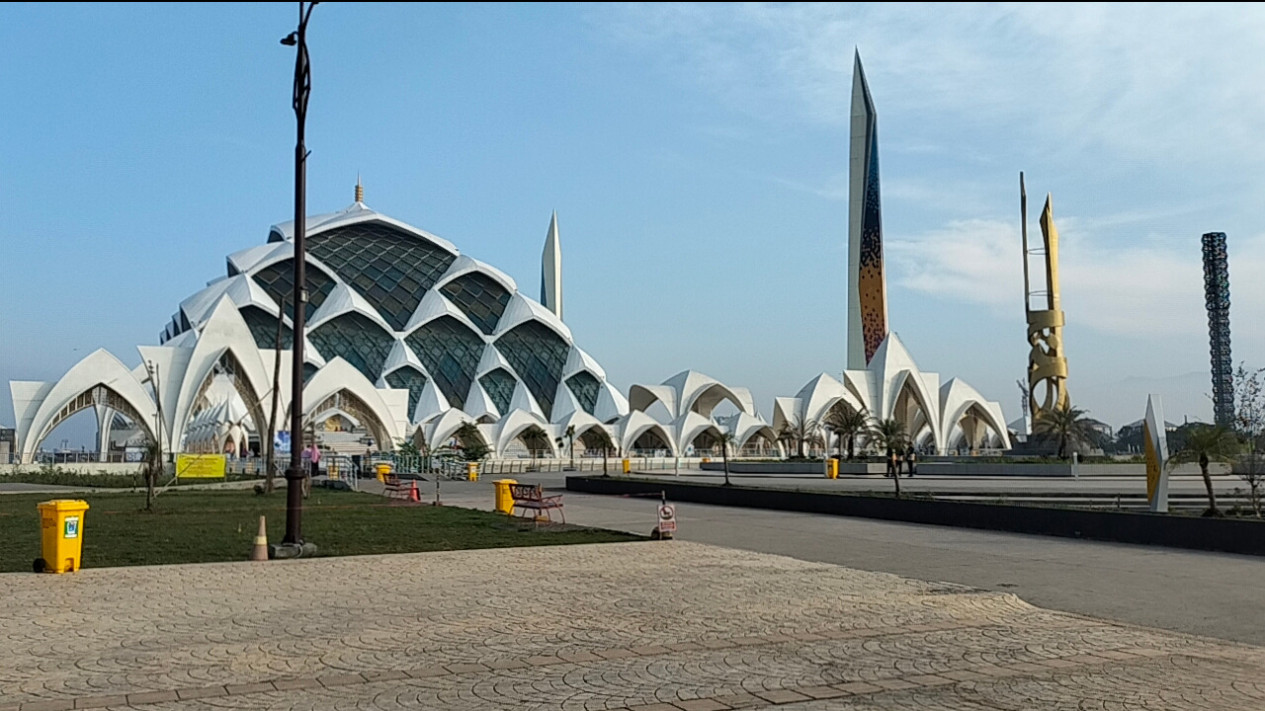 Jelang Idul Adha 1444 H, Pengelola Masjid Raya Al Jabbar: Sekitar 10 Ribu Jamaah Diperkirakan akan Hadir Esok
            - galeri foto