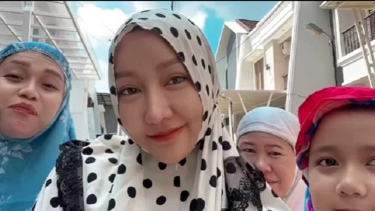 Buat Murka! Lucinta Luna Salat Idul Adha di Saf Wanita: Kamu ...