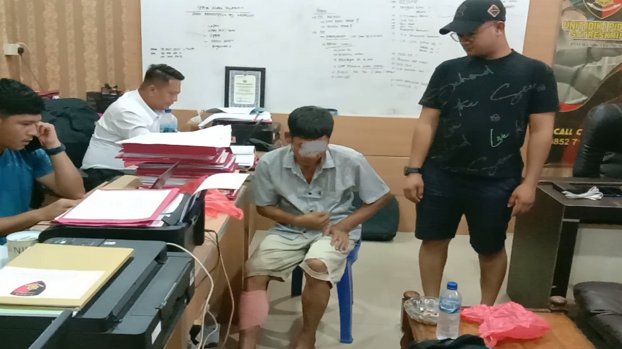 Residivis Maling Konter Handphone Melawan Saat Ditangkap, Polisi Hadiahi Timah Panas
            - galeri foto