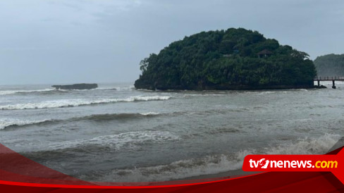 Dua Bule Dan Tiga Wisatawan Lokal Hilang Terseret Ombak Di Pantai ...