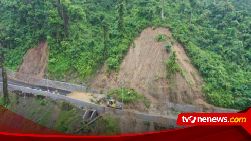 BPBD Terjunkan Dua Alat Berat Evakuasi Material Longsor Di Jalur Piket Nol