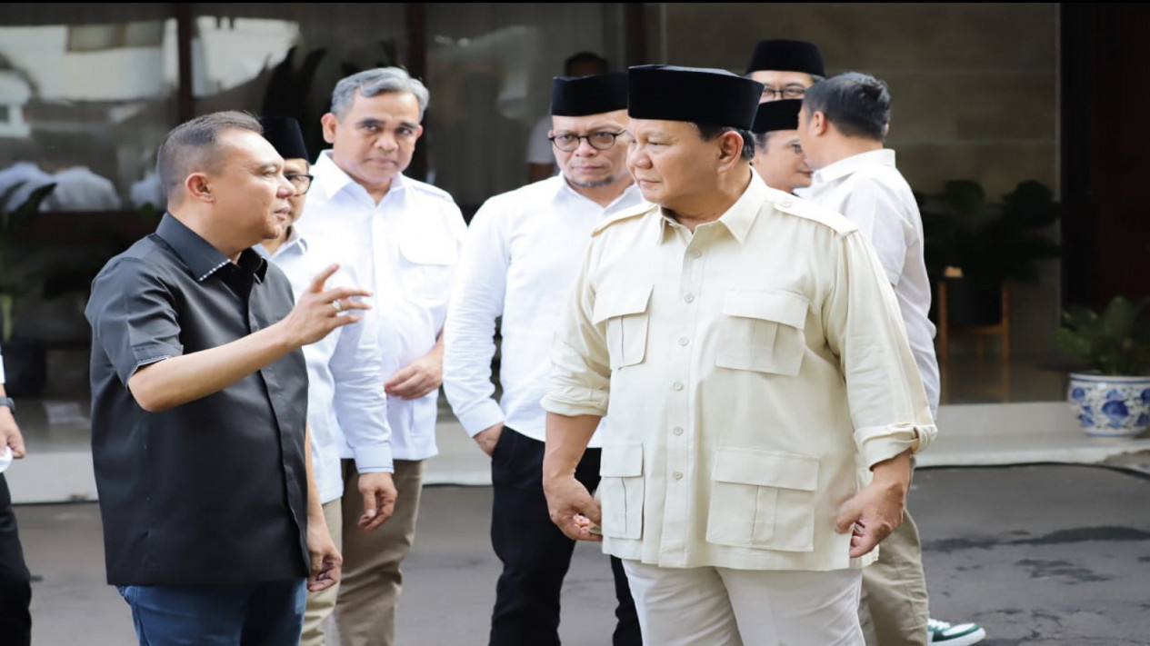 https://thumb.tvonenews.com/thumbnail/2023/07/09/64aaa6042b466-prabowo-bertemu-cak-imin-di-jalan-widya-chandra-kebayoran-baru-jakarta-selatan_1265_711.jpg